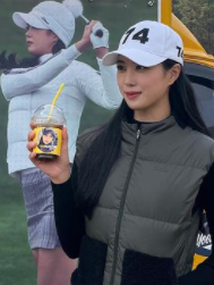 Sepasang kakak beradik ini sering memamerkan kedekatan mereka di Instagram. Mereka juga terlihat saling support dengan kegiatan masing-masing. Seperti Naeun yang mengirim coffee truck ke lokasi latihan Sae Eun./ foto: instagram.com/saaeun