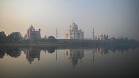 FOTO: Momen Taj Mahal 'Ditelan' Polusi Udara