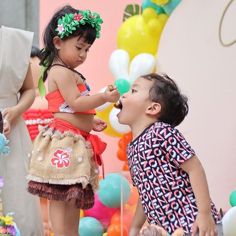 Okin dan Rachel Vennya menggelar pesta merayakan ulang tahun Chava putri bungsu mereka yang ke 2. Yuk intip!