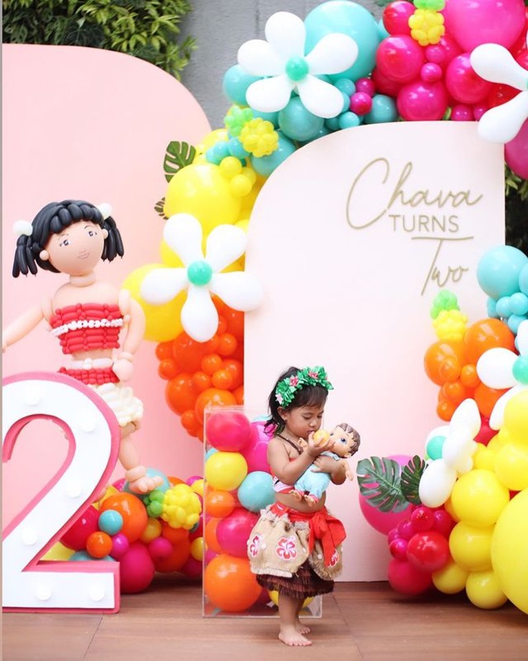 Okin dan Rachel Vennya menggelar pesta merayakan ulang tahun Chava putri bungsu mereka yang ke 2. Yuk intip!