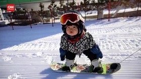 VIDEO: Aksi Gemas Bayi Bermain Ski