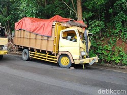 Truk Pengangkut Kayu Tabrak Pohon di Ciamis, Penumpang Sempat Terjepit