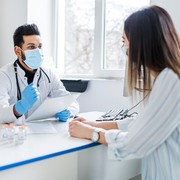 Disebut Seperti Cakar Ayam, Ini Alasan Tulisan Dokter Sulit Dibaca oleh Pasiennya!