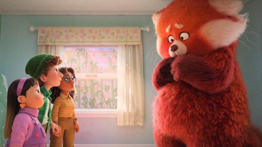 Turning Red merupakan film animasi Pixar yang disutradarai oleh Domee Shi, sosok di balik film pendek Pixar Bao yang mendapat penghargaan Oscar untuk Best Short Film di tahun 2019. Domee Shi berkolaborasi dengan produser Lindsey Collins buat Turning Red.