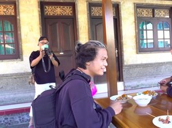 Uya Kuya Traktir Kru Makan Babi Guling hingga 10 Mie Instan Terenak di Indonesia
