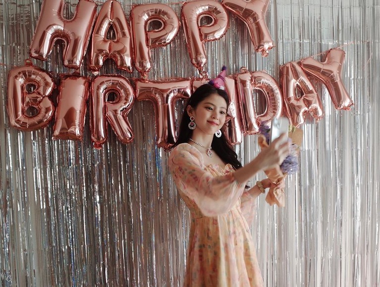Han So Hee berulang tahun yang ke 28 (usia Korea) pada Kamis (18/11). Yuk kita intip momen ultahnya!