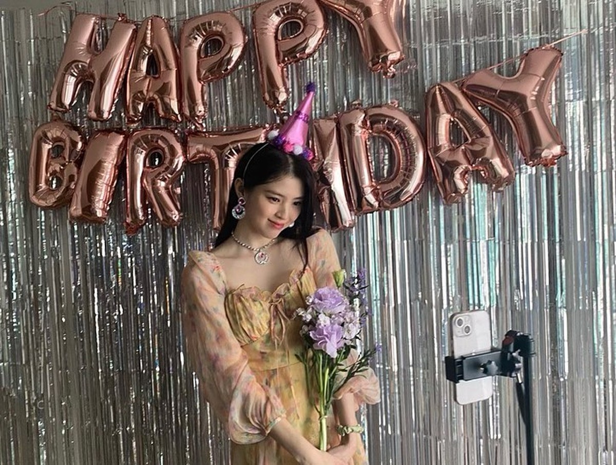 Han So Hee berulang tahun yang ke 28 &lpar;usia Korea&rpar; pada Kamis &lpar;18&sol;11&rpar;&period; Yuk kita intip momen ultahnya&excl;
