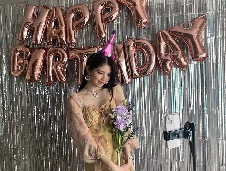 6 Momen Manis dan Sederhana Perayaan Ultah ke-28 Han So Hee Han So Hee berulang tahun yang ke 28 (usia Korea) pada Kamis (18/11). Yuk kita intip momen ultahnya!