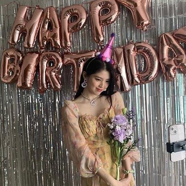 6 Potret Ulang Tahun Han So Hee, Cantik Banget bak Putri Disney