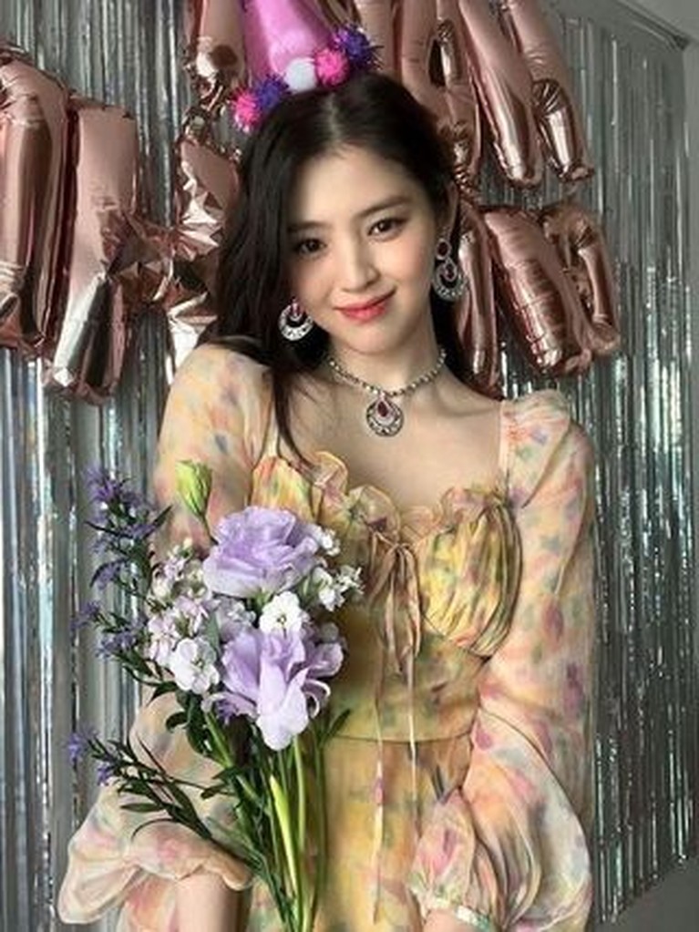6 Momen Manis & Sederhana Perayaan Ultah ke-28 Han So Hee Han So Hee berulang tahun yang ke 28 (usia Korea) pada Kamis (18/11). Yuk kita intip momen ultahnya!