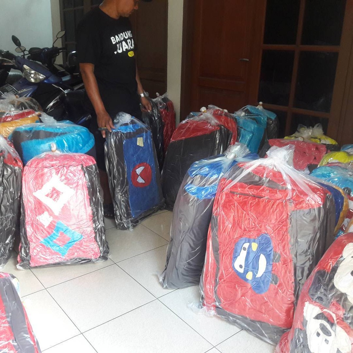 Riri Khasmita mantan ART keluarga Nirina Zubir yang sedang jadi sorotan usai jadi tersangka kasus penggelapan tanah&period; Yuk intip&excl;