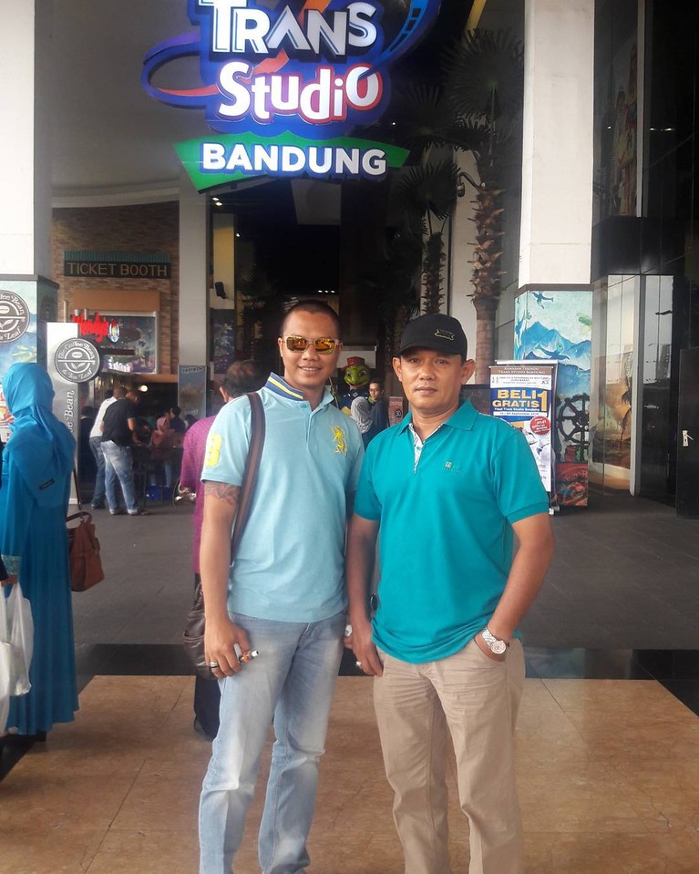 6 Potret ART Foya-foya Duit Tanah Ibunda Nirina Zubir Riri Khasmita mantan ART keluarga Nirina Zubir yang sedang jadi sorotan usai jadi tersangka kasus penggelapan tanah. Yuk intip!