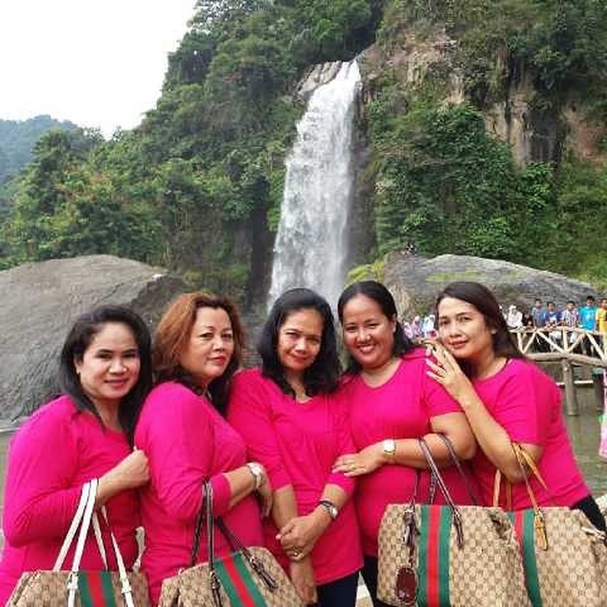 Riri Khasmita mantan ART keluarga Nirina Zubir yang sedang jadi sorotan usai jadi tersangka kasus penggelapan tanah&period; Yuk intip&excl;