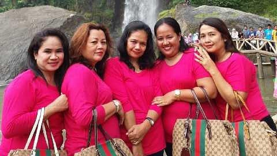 6 Potret ART Foya-foya Duit Tanah Ibunda Nirina Zubir Riri Khasmita mantan ART keluarga Nirina Zubir yang sedang jadi sorotan usai jadi tersangka kasus penggelapan tanah. Yuk intip!