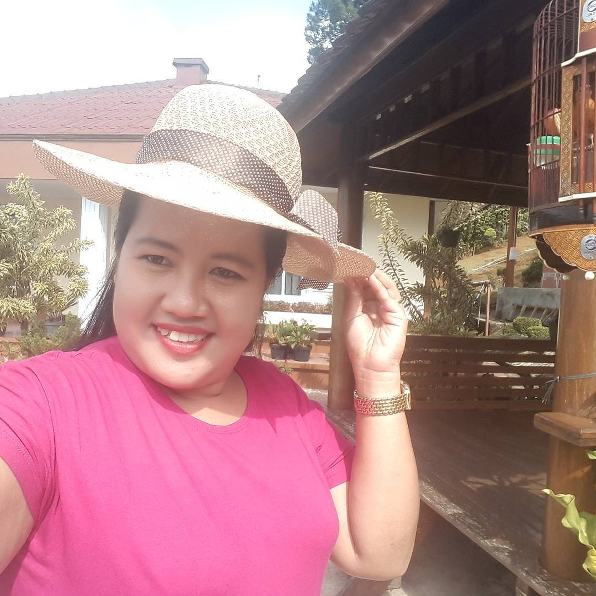 Riri Khasmita mantan ART keluarga Nirina Zubir yang sedang jadi sorotan usai jadi tersangka kasus penggelapan tanah&period; Yuk intip&excl;