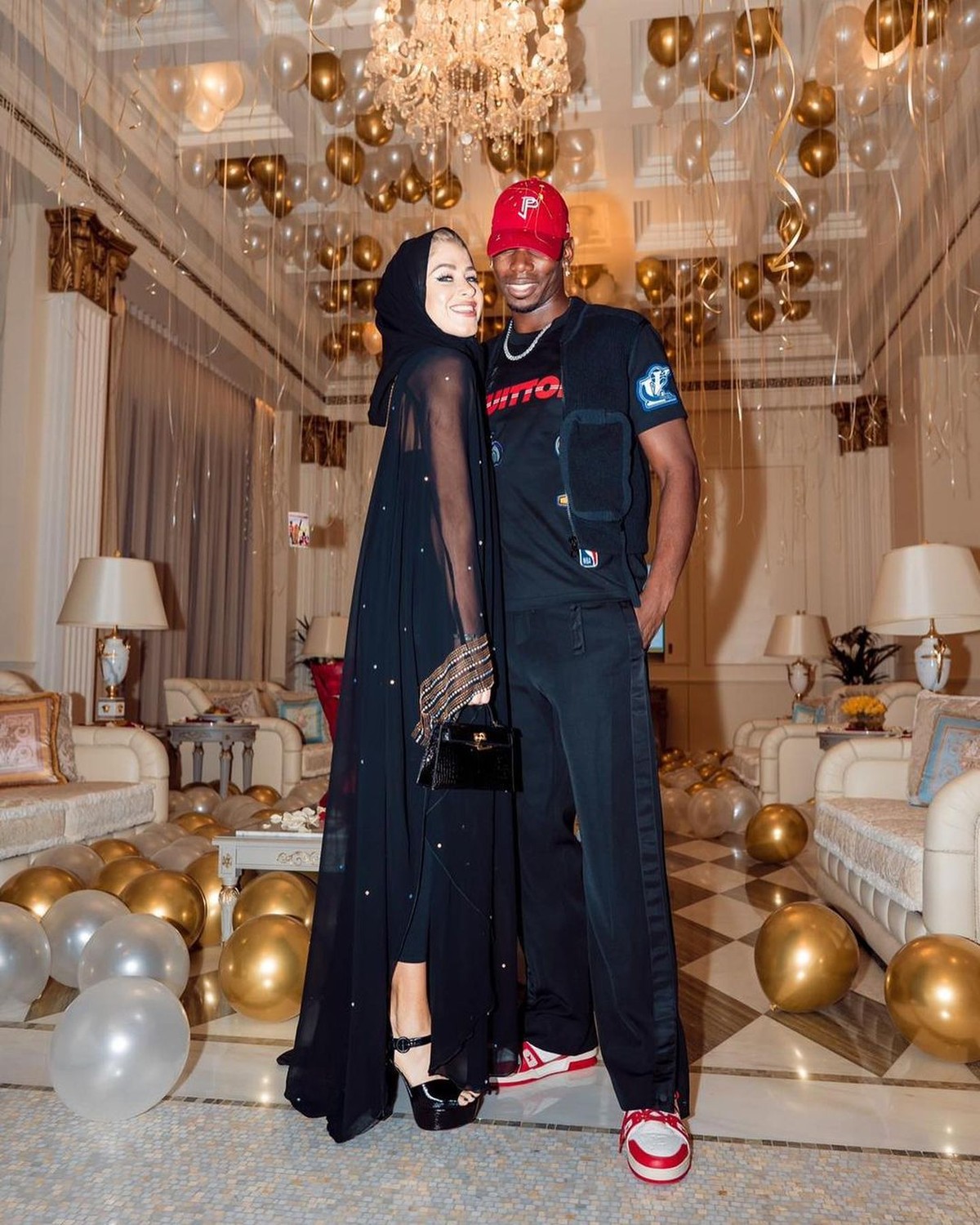 Baru-baru ini Paul Pogba mengunggah foto perayaan ulang tahun istrinya&comma; namun penampilan sang istri disorot&period; Yuk intip&excl;