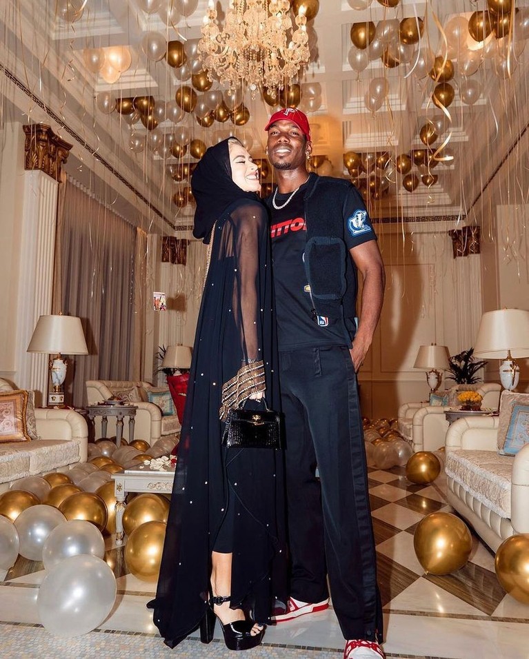 6 Potret Penampilan Istri Paul Pogba yang Disorot & Tuai Kritikan Baru-baru ini Paul Pogba mengunggah foto perayaan ulang tahun istrinya, namun penampilan sang istri disorot. Yuk intip!