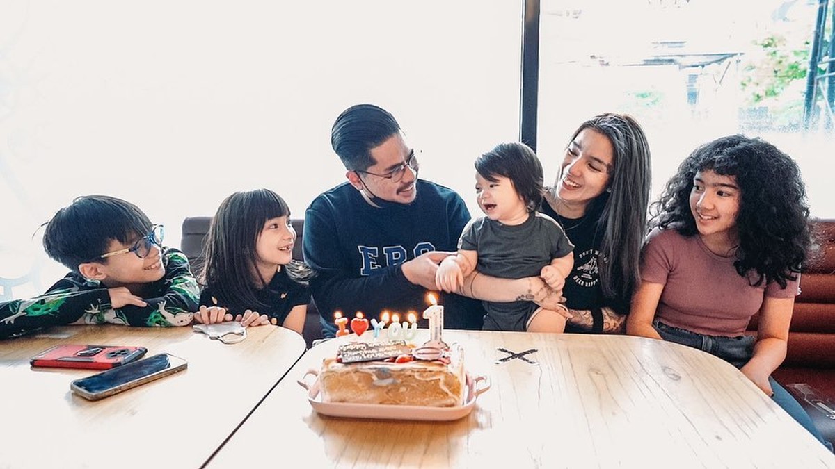 6 Potret Perayaan Ultah Putra Bungsu Sheila Marcia