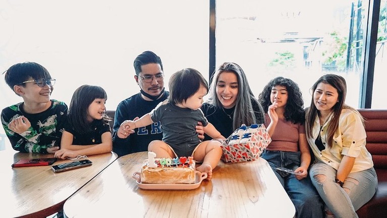 6 Potret Perayaan Ultah Putra Bungsu Sheila Marcia 6 Potret Perayaan Ultah Putra Bungsu Sheila Marcia
