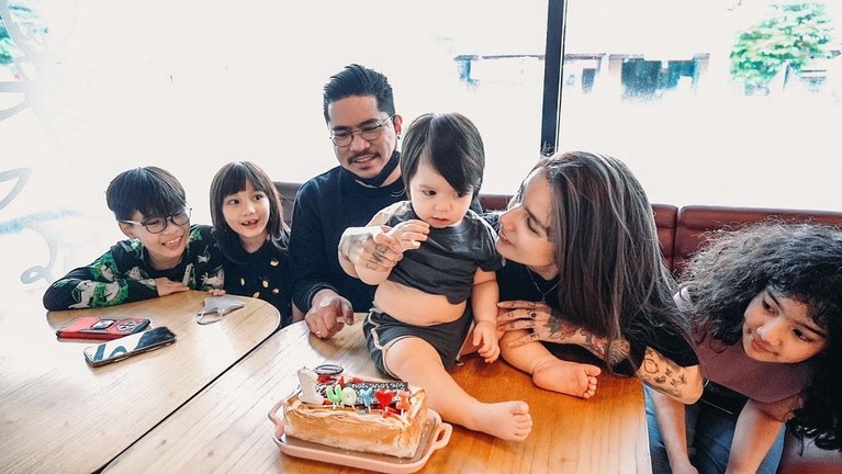 6 Potret Perayaan Ultah Putra Bungsu Sheila Marcia