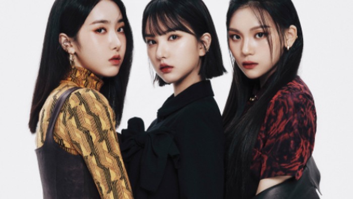 Setelah kegiatan besama G-FRIEND berakhir, para anggota melanjutkan karier mereka masing-masing. Berbeda dari rekan-rekannya, SinB, Eunha, dan Umji memutuskan untuk debut kembali sebagai trio dengan nama VIVIZ./ foto: Dazed Korea
