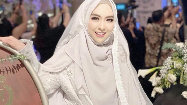 Gaya hijab Shindy Putri.
