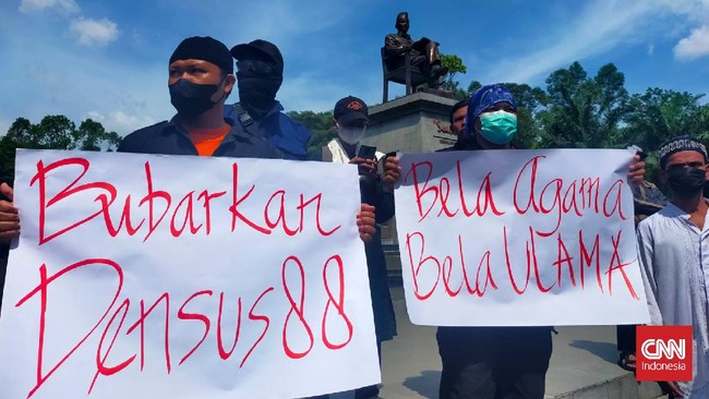 Sejumlah ormas Islam di Solo mengecam penangkapan ulama dan meminta agar Densus 88 dibubarkan.