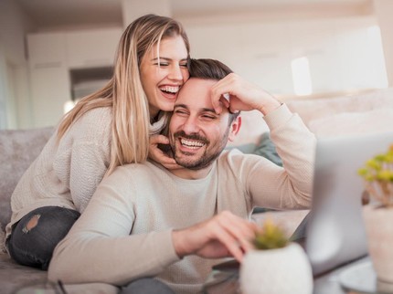 6 Zodiak yang Terkenal Paling Bucin, Siap Mengorbankan Apapun Demi Suami