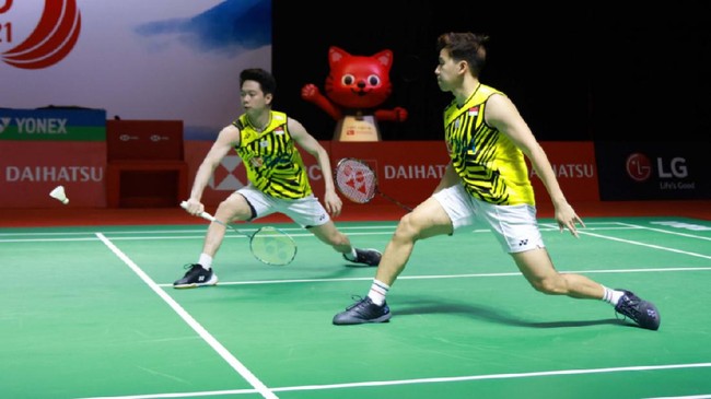 Kevin Sanjaya/Marcus Gideon ke semifinal Indonesia Open 2021 dengan dramatis usai menyingkirkan Ong Yew Sin/Teo Ee Yi 14-21, 21-14, 21-16, Jumat (26/11).