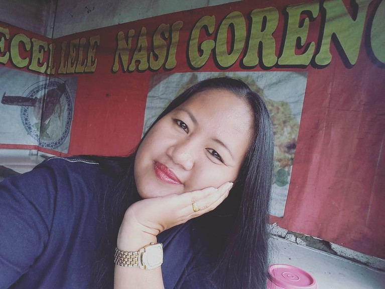 Ini 6 Foto Wajah Riri Khasmita ART yang Rampas Aset Ibunda Nirina Zubir Senilai Rp17 M Mantan ART keluarga Nirina Zubir menjadi sorotan usai ditetapkan jadi tersangka penggelapan aset tanah senilai Rp17 M. Yuk intip!
