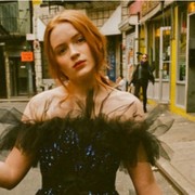 Inspirasi Tampil Modis dengan Outfit Monokrom ala Sadie Sink