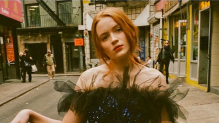 Inspirasi Tampil Modis dengan Outfit Monokrom ala Sadie Sink