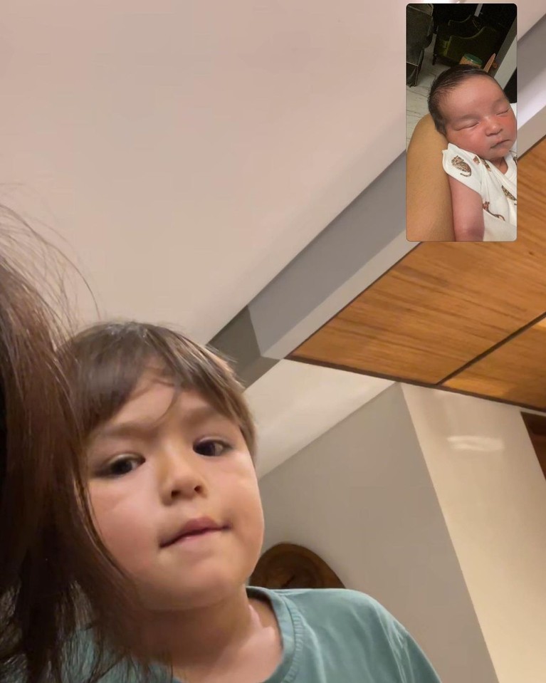 Erick Iskandar dan Vanessa Lima sedang berbahagia atas kelahiran putra pertama mereka. Yuk intip potret baby Aizen!