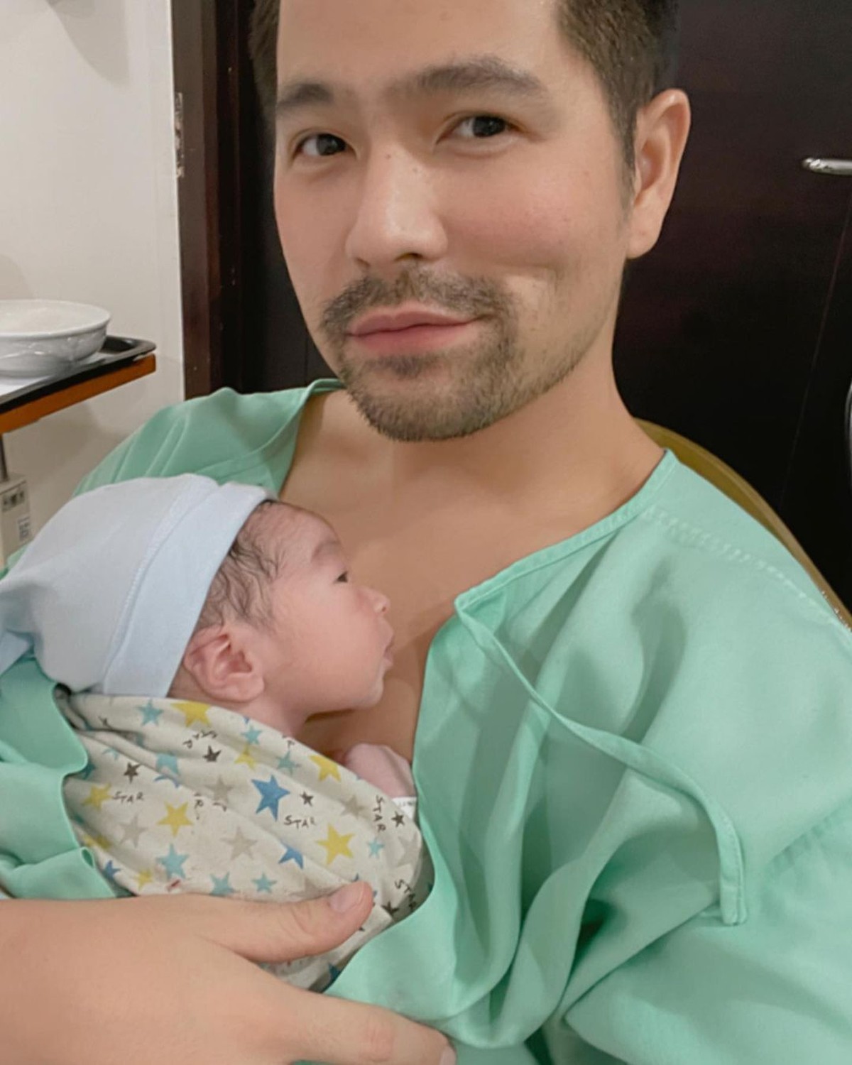 Erick Iskandar dan Vanessa Lima sedang berbahagia atas kelahiran putra pertama mereka&period; Yuk intip potret baby Aizen&excl;