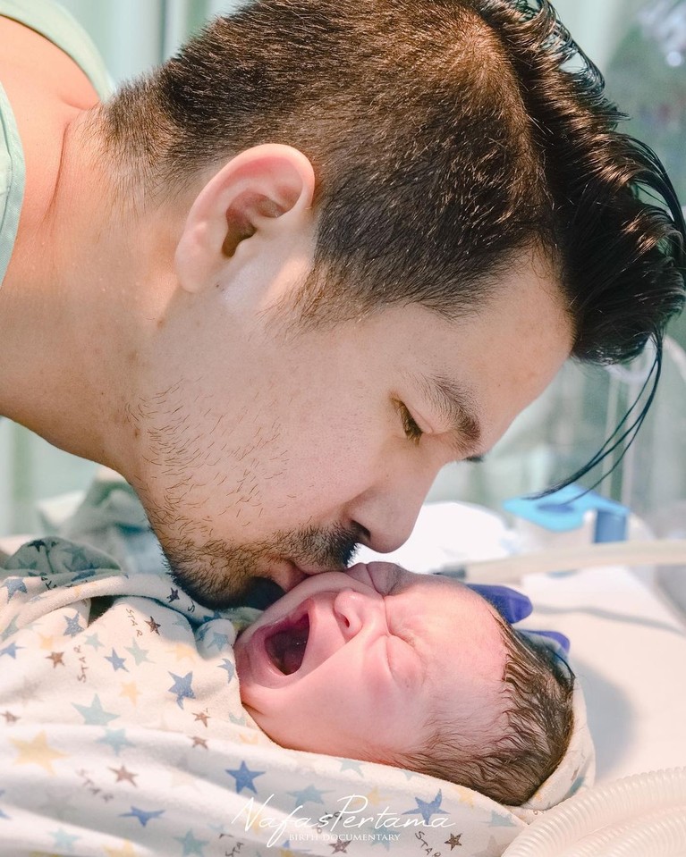 Erick Iskandar dan Vanessa Lima sedang berbahagia atas kelahiran putra pertama mereka. Yuk intip potret baby Aizen!