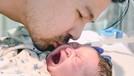 Intip 7 Potret Baby Aizen Anak Erick Iskandar Blasteran Brazil Erick Iskandar dan Vanessa Lima sedang berbahagia atas kelahiran putra pertama mereka. Yuk intip potret baby Aizen!