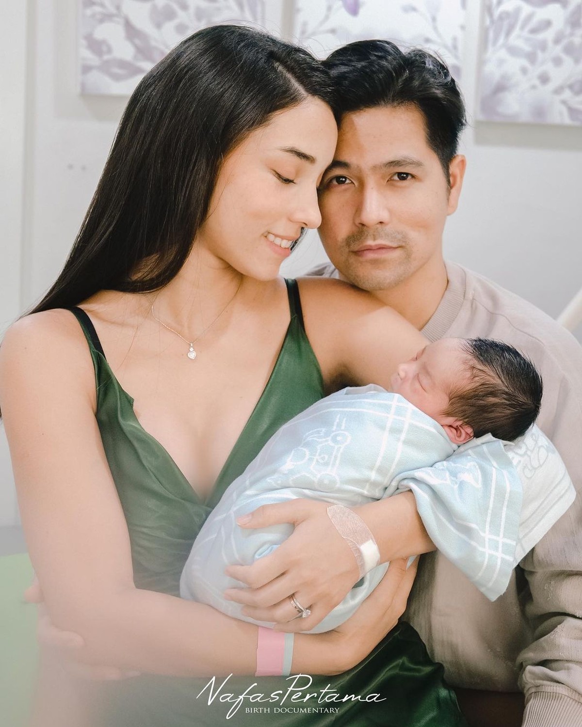 Erick Iskandar dan Vanessa Lima sedang berbahagia atas kelahiran putra pertama mereka&period; Yuk intip potret baby Aizen&excl;
