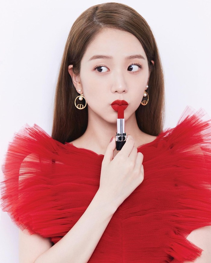 Jisoo begitu memesona dalam balutan dress berwarna merah. Dress tersebut memang matching dengan lipstik yang dipoleskannya, yakni Rouge Dior shade 999 Velvet. / Foto: instagram.com/@diorbeauty