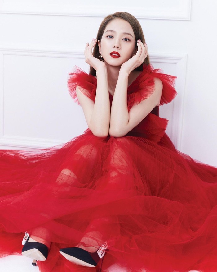 Jisoo kini menjadi Global Ambassador merk ternama Dior. Penyanyi cantik ini baru saja melakukan pemotretan untuk Marie Claire Korea. Jisoo memperkenalkan lipstik keluaran terbaru dari Dior Beauty, yakni Rouge Dior. / Foto: instagram.com/@diorbeauty