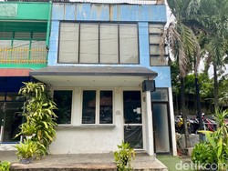 Berdiri di Atas Saluran Air, Kafe di Kemang Utara Kini Tutup