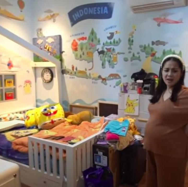 <p>Di kamar bayi Nagita, terdapat wallpaper peta Indonesia yang tentunya dalam desain ramah anak dan menggemaskan. (Foto: YouTube RANS Entertainment)</p>