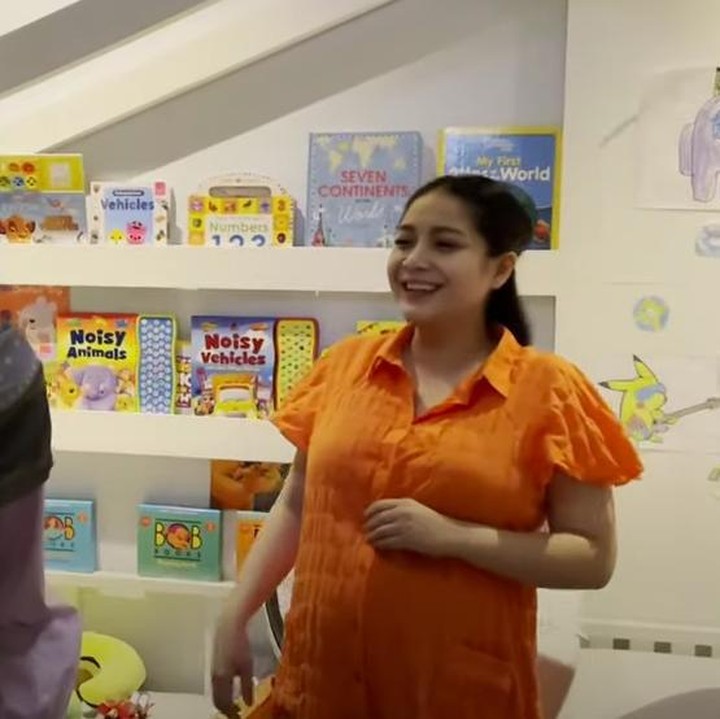 <p>Salah satu sudut menarik adalah perpustakaan mini. Dinding di kamarnya dimanfaatkan untuk membuat rak buku, Bunda. (Foto: YouTube RANS Entertainment)</p>