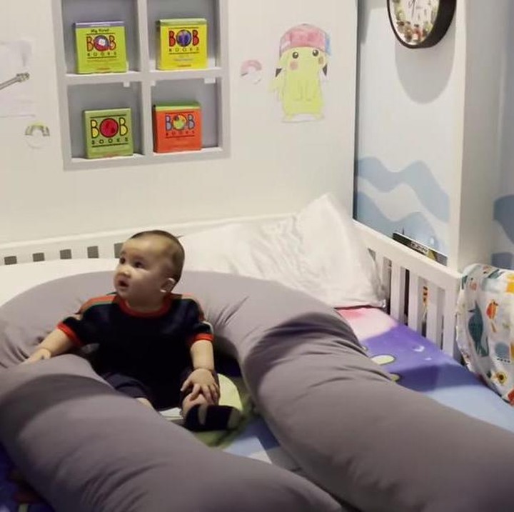 <p>Kamar yang dipakai itu tadinya merupakan kamar Rafathar. Namun, berhubungan Rafathar memilih tidur dengan orang tuanya, kamar itu pun akhirnya diperuntukkan sang adik. (Foto: YouTube The Sungkars)</p>
