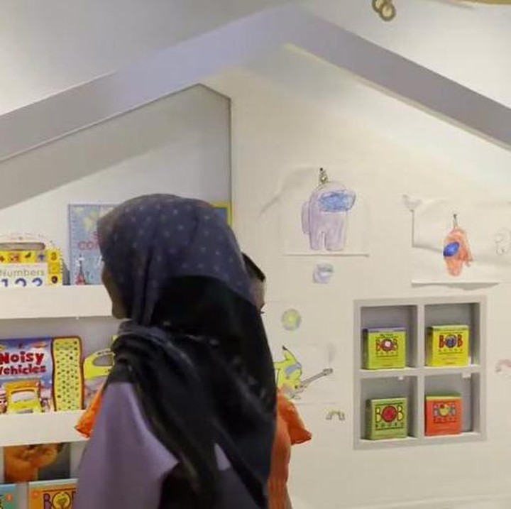 <p>Kamar bayinya itu terhubung dengan kamar Nagita dan Raffi, sehingga memudahkan Nagita untuk mengontrol aktivitas bayinya, Bunda. (Foto: YouTube The Sungkars)</p>