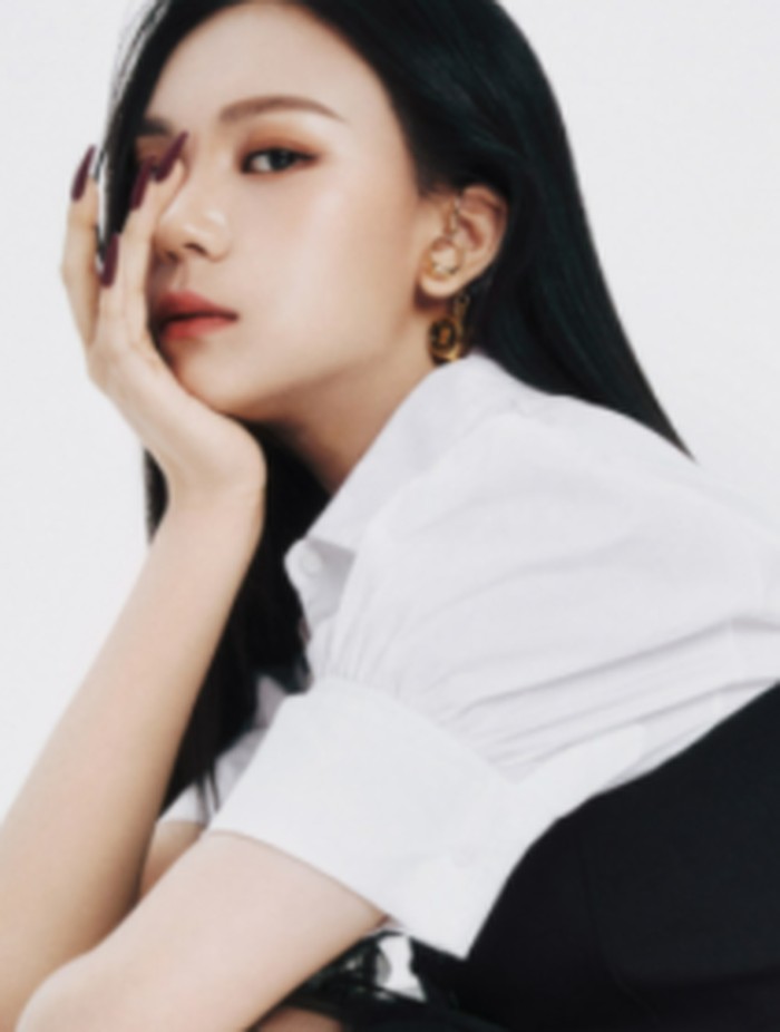 Meskipun pada awal debut bersama G-FRIEND banyak yang meragukan bakatnya, Umji berhasil membuktikan kemampuan bernyanyinya yang semakin hari semakin membaik. Ia juga akan menempati posisi vokalis di VIVIZ nantinya./ foto: Dazed Korea