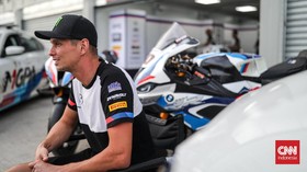 Pembalap WSBK Keturunan Indonesia Terkesima Dus Indomie Berbagai Rasa