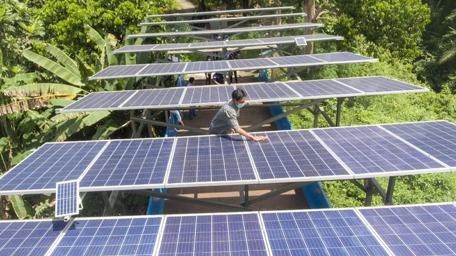 Pemerintah akan membangun PLTS di 5.600 desa yang hingga saat ini belum teraliri listrik. Pembangunan dilakukan bertahap dalam 10 tahun.