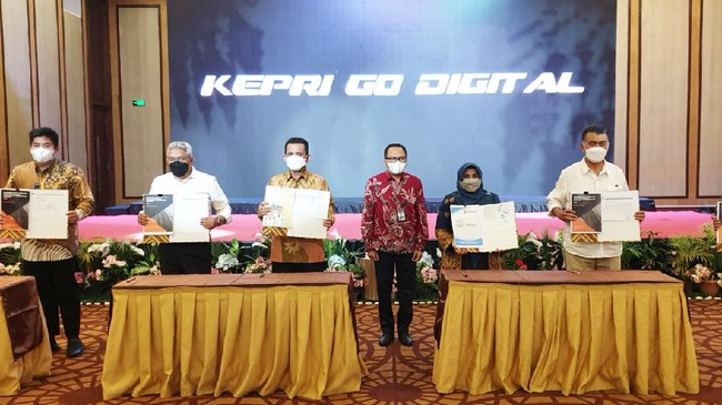 Gubernur Kepulauan Riau Ansar Ahmad bersama bupati dan wali kota se-Kepri menandatangani Roadmap ETPD dan TP2DD.