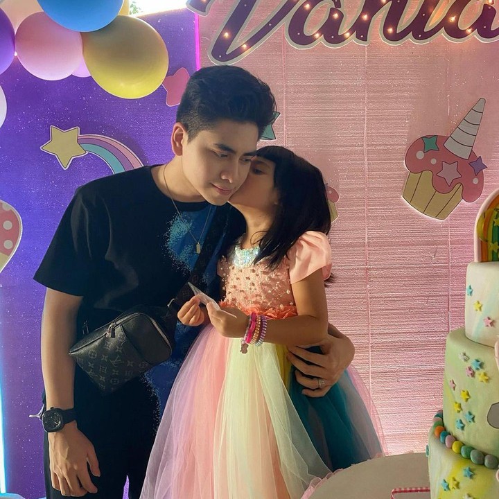 <p>Sering membagikan potret bersama Vania, banyak netizen yang mengatakan kalau wajah Vania sangat mirip dengan Verrell dan Athalla nih, Bunda. (Foto: instagram: @athallanaufal7)</p>
