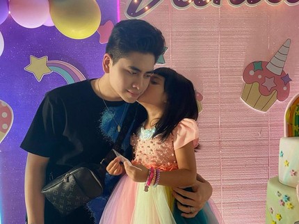7 Potret Kedekatan Vania Anak Angkat Venna Melinda dengan Kedua Kakaknya, Dipuji Semakin Mirip Bun